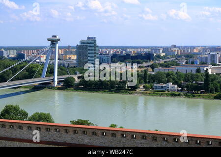 Bratislava, Slowakei, 18. Juli 2019: UFO-Brücke über die Donau in Bratislava, Slowakei Stockfoto