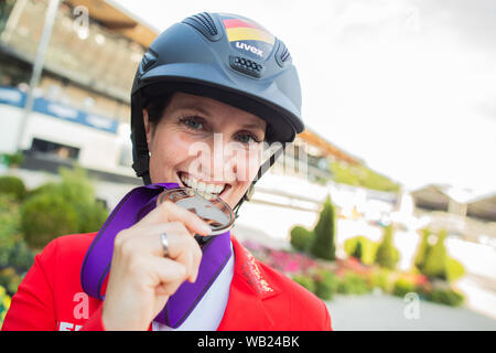 Rotterdam, Niederlande. 23 Aug, 2019. Europäische Meisterschaft, Reitsport, Springreiten, endgültige Team: Simone Blum, Weltmeister aus Deutschland, freut sich über die Silbermedaille. Credit: Rolf Vennenbernd/dpa/Alamy leben Nachrichten Stockfoto