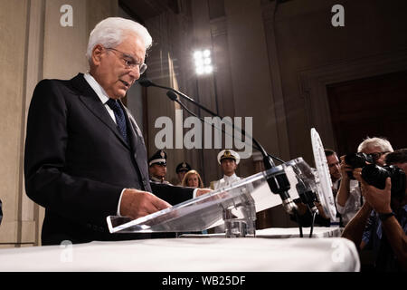 Italienischen Präsidenten Sergio Mattarella spricht mit den Medien nach einem Treffen mit politischen Parteien am zweiten Tag der Konsultationen für die Bildung der neuen Regierung in der Quirinale Palast. Stockfoto