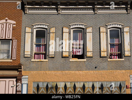 Gebäude mit amerikanischen Flaggen Stockfoto