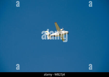 Ukrainische Flugzeug mit Parachuters vor der Landung in den blauen wolkenlosen Himmel Stockfoto