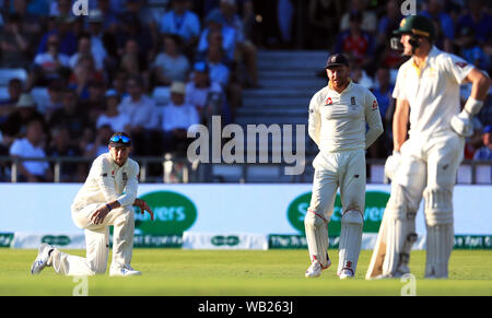 England's Joe Root (links) und Jonny Bairstow erscheinen niedergeschlagen, nachdem Sie in Australien Warum nicht während Labuschagne Tag drei des dritten Asche Test Match in Leeds. Stockfoto