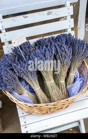 Getrocknete Lavendelblüten in einem Weidenkorb für den Verkauf außerhalb ein Shop in Chipping Campden, Cotswolds, Gloucestershire, England Stockfoto