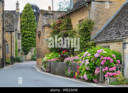 Cotswold Cottage im Sommer. Bourton auf dem Wasser, Cotswolds, Gloucestershire, England Stockfoto