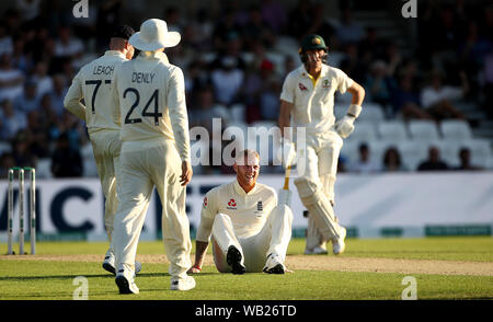 England's Ben Stokes (rechts) feiert die wicket von Australiens Matthew Wade in Tag zwei des dritten Asche Test Match in Leeds. Stockfoto