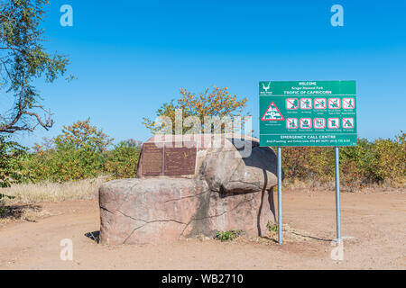 Krüger National Park, Südafrika - 13. MAI 2019: eine Gedenktafel an der Stelle, an der Straße H 1-6 dem Wendekreis des Steinbocks durchquert Stockfoto