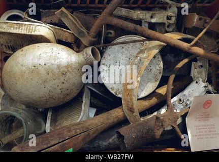 St. Petersburg, Russland - 22. August 2019: alte Flasche und Rusty Kriegszeiten Reihen auf Flohmarkt verkauft. Stockfoto