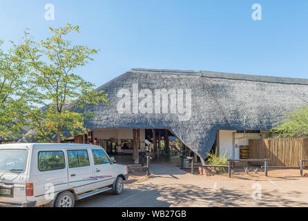 Krüger National Park, Südafrika - 13. MAI 2019: Eingang zur Rezeption und Shop in der Shingwedzi Rest Camp. Ein Fahrzeug ist sichtbar Stockfoto