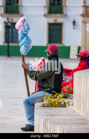 TUNJA, KOLUMBIEN - AUGUST 2019: Zuckerwatte street Hersteller bei Bolivar Square auf Tuja City Downtown Stockfoto