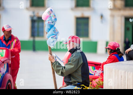 TUNJA, KOLUMBIEN - AUGUST 2019: Zuckerwatte street Hersteller bei Bolivar Square auf Tuja City Downtown Stockfoto