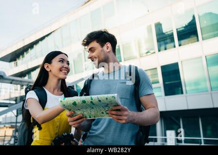 Stattlicher Mann mit Karte und asiatische Frau Stockfoto