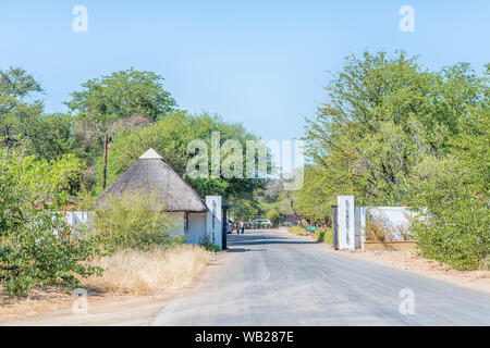Krüger National Park, Südafrika - 13. Mai, 2019: Der westliche eingang Tor zum Shingwedzi Rest Camp. Fahrzeuge und Personen sichtbar sind Stockfoto