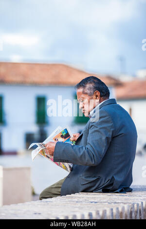 TUNJA, KOLUMBIEN - AUGUST, 2019: Ältere Menschen eine Zeitung lesen an der Bolivar Square in Tunja Stadt Stockfoto