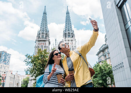 Kiew, Ukraine - 8. Juli 2019: Die Frau in der Nähe von rassische Bi - Mann in Sonnenbrille unter selfie auf dem Smartphone Stockfoto