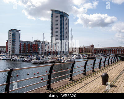 Swansea Marina und der Turm, Meridian Quay. Das höchste Gebäude in Wales 2019. UK. Stockfoto