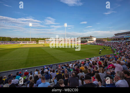Chester Le Street, UK. 23. August 2019. Einen Überblick über eine grosse Masse beobachten die Vitalität T20 Blast Match zwischen Durham County Cricket Club und Yorkshire County Cricket Club Emirates Riverside, Chester Le Street am Freitag, den 23. August 2019. (Credit: Mark Fletcher | MI Nachrichten) Credit: MI Nachrichten & Sport/Alamy leben Nachrichten Stockfoto