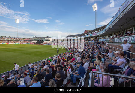 Chester Le Street, UK. 23. August 2019. Einen Überblick über eine grosse Masse beobachten die Vitalität T20 Blast Match zwischen Durham County Cricket Club und Yorkshire County Cricket Club Emirates Riverside, Chester Le Street am Freitag, den 23. August 2019. (Credit: Mark Fletcher | MI Nachrichten) Credit: MI Nachrichten & Sport/Alamy leben Nachrichten Stockfoto