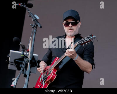 Portsmouth, Hampshire, UK. 23. August 2019. Gitarrist und Sänger Jez Williams mit den Tauben live auf der Bühne des siegreichen Festival, Portsmouth, Hampshire UK Credit: Dawn Fletcher-Park/Alamy leben Nachrichten Stockfoto