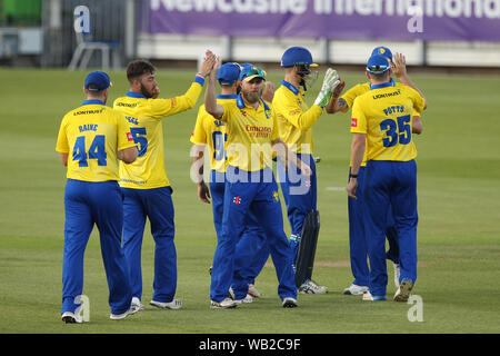 Chester Le Street, UK. 23. August 2019. Durham Spieler feiern nach Entlassung Adam Lyth während der Vitalität T20 Blast Match zwischen Durham County Cricket Club und Yorkshire County Cricket Club Emirates Riverside, Chester Le Street am Freitag, den 23. August 2019. (Credit: Mark Fletcher | MI Nachrichten) Credit: MI Nachrichten & Sport/Alamy leben Nachrichten Stockfoto