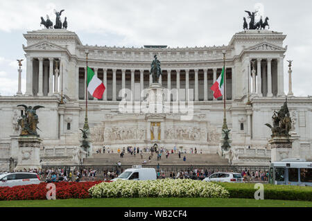 Horizontale Ansicht der italienische Flaggen und Fassade der Viktor-Emanuel-Denkmal, auch bekannt als Altare della Patria, Symbol des Italienischen Union, an einem bewölkten Tag, Rom Stockfoto