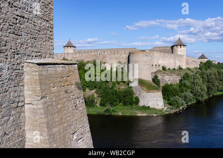 Die deutschen mittelalterlichen Burg in Estland und die russische Festung Iwangorod werden durch den Fluss Narva getrennt. Die Brücke zwischen ihnen bildet die Grenze der Stockfoto