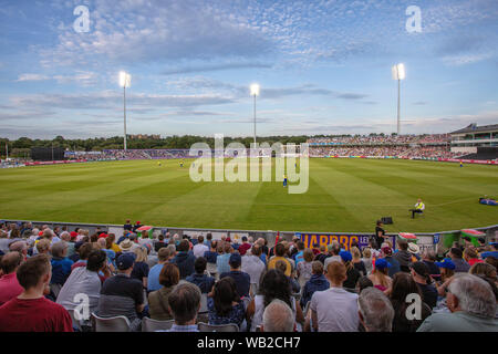 Chester Le Street, UK. 23. August 2019. Einen Überblick über eine grosse Masse beobachten die Vitalität T20 Blast Match zwischen Durham County Cricket Club und Yorkshire County Cricket Club Emirates Riverside, Chester Le Street am Freitag, den 23. August 2019. (Credit: Mark Fletcher | MI Nachrichten) Credit: MI Nachrichten & Sport/Alamy leben Nachrichten Stockfoto