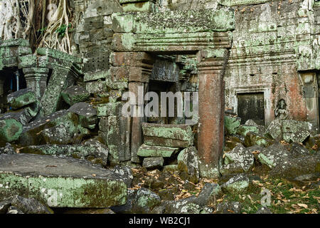 Erdrutsch in einem Korridor Ta Prohm Tempel in Siem Reap, Kambodscha. Stockfoto
