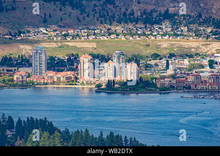 Ein Blick auf die Vancouver Skyline und den Okanagan Lake vom Mount Boucherie in West Vancouver British Columbia Kanada im Sommer Stockfoto