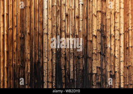 Stark verwitterte, rustikalen Holzmöbeln Wand Stockfoto