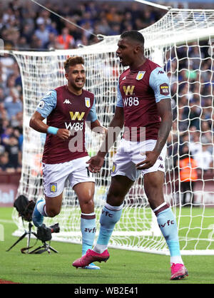 Aston Villa Wesley (rechts) feiert ersten Ziel seiner Seite des Spiels mit Trezeguet zählen während der Premier League Match in der Villa Park, Birmingham. Stockfoto