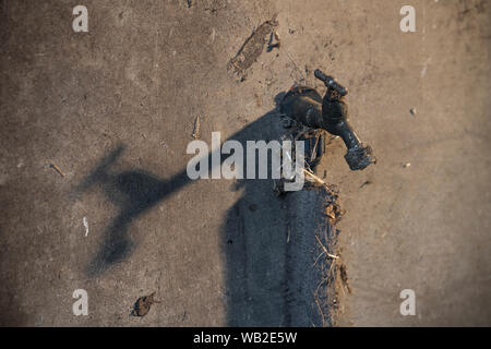 Alte verstaubte an der Wand in einem Haus eines niederländischen Bauernhof im Abendlicht tippen Stockfoto