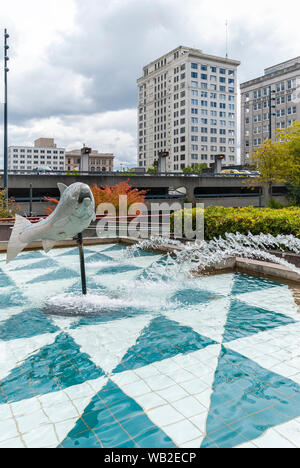 Das Wasser mit einem Lachs Skulptur am Broadway Center für Darstellende Künste in Tacoma, Washington. Stockfoto