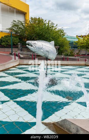 Das Wasser mit einem Lachs Skulptur am Broadway Center für Darstellende Künste in Tacoma, Washington. Stockfoto