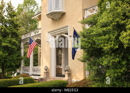Fassade des Hauses mit Fahnen und Garten im Sommer, American Gothic Revival Stil, Inn at Woodhaven, Louisville, Kentucky, USA Stockfoto