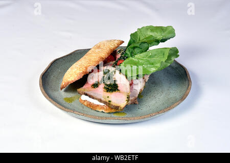 Beef Sandwich mit rucula, Kirschtomaten und Pesto. Stockfoto