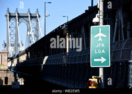 Hinweisschild AUF DER BRÜCKE GEGEN DEN HIMMEL IN DER STADT Stockfoto