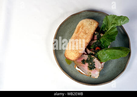 Beef Sandwich mit rucula, Kirschtomaten und Pesto. Stockfoto