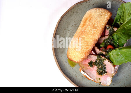 Beef Sandwich mit rucula, Kirschtomaten und Pesto. Stockfoto
