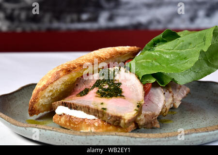 Beef Sandwich mit rucula, Kirschtomaten und Pesto. Stockfoto