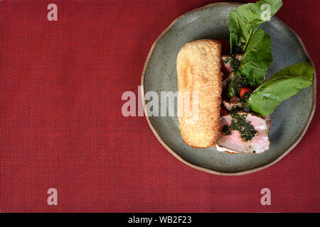 Beef Sandwich mit rucula, Kirschtomaten und Pesto. Stockfoto