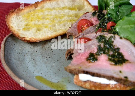 Beef Sandwich mit rucula, Kirschtomaten und Pesto. Stockfoto