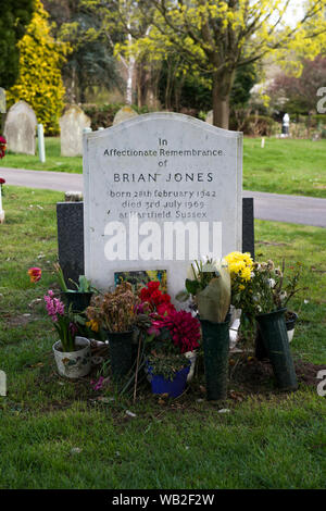 Die letzte Ruhestätte von Brian Jones, ehemaliger Rolling Stones Gitarrist, der TRAGISCHERWEISE am 3. Juli 1969 starb und wurde in Cheltenham Friedhof begraben Stockfoto