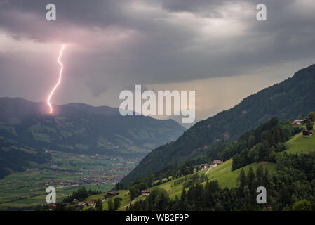 Tagsüber Blitz schlägt in den Bergen der Alpen in Tirol, Österreich Stockfoto