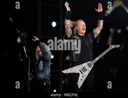 München, Deutschland. 23 Aug, 2019. James Hetfield (r), Sänger der US Metal Band Metallica, und Kirk Hammett, Gitarrist, sind auf der Bühne im Olympiastadion. Die Band tritt als Teil ihrer "World-Wired-Tour". Credit: Sven Hoppe/dpa/Alamy leben Nachrichten Stockfoto