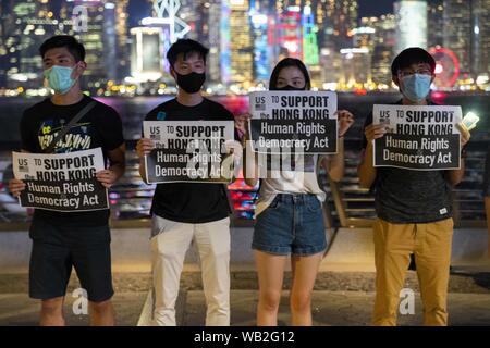 Hongkong, China. 23 Aug, 2019. Tausende Demonstranten erstellen die Hong Kong Menschenkette entlang Hong Kong's Avenue der Stars auf den Victoria Hafen Wasser auf der 30. Jahrestag der Baltische Menschenkette als Teil der laufenden pro-demokratischen Anti elab Protestbewegung. Credit: Adryel Talamantes/ZUMA Draht/Alamy leben Nachrichten Stockfoto