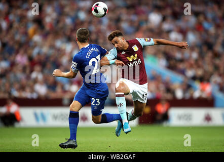 Everton ist Seamus Coleman (links) und Aston Villa Trezeguet Kampf um den Ball während der Premier League Match in der Villa Park, Birmingham. Stockfoto