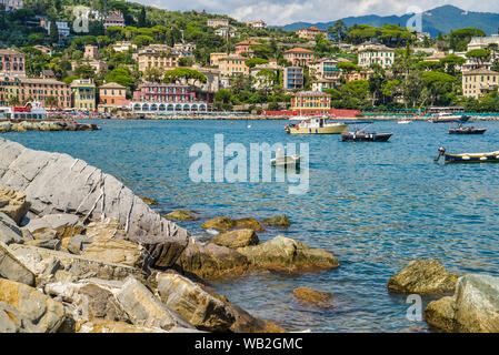 Santa Margherita Ligure, Italien - 15 AUGUST, 2019: Fisher Boote in einem charmanten kleinen Resort Stockfoto