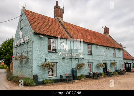 Das weiße Pferd Public House im Holme-next-the-Sea an der nördlichen Küste von Norfolk. Stockfoto