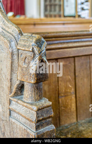 15. Jahrhundert geschnitzte Bank Ende in Form einer post Mühle an Allerheiligen Kirche, Thornham in North Norfolk. Stockfoto