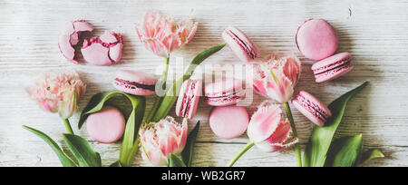 Rosa Macaron Cookies und Frühling frische Tulpe Blumen, breiten Zusammensetzung Stockfoto